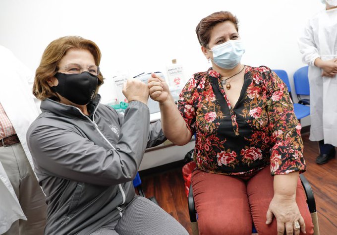 Docentes muestran su alegría y gratitud de recibir la vacuna para protegerse del COVID19 docentes-muestran-su-alegria-y-gratitud-de-recibir-la-vacuna-para-protegerse-del-covid19